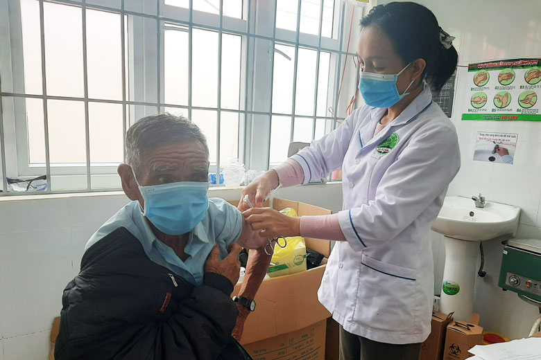 Trạm Y tế xã Gung Ré triển khai tiêm vắc xin Covid-19 cho người dân trên 60 tuổi