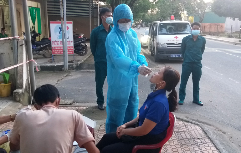 Ngành y tế huyện Đạ Tẻh truy vết, lấy mẫu xét nghiệm, test nhanh các trường hợp liên quan đến ca F0 trên địa bàn thị trấn Đạ Tẻh