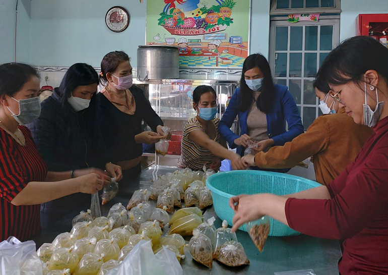 Các cô Trường Mầm non Sơn Ca nấu những bữa ăn đầy đủ dinh dưỡng cho trẻ và phụ huynh trong khu cách ly Trường THPT Lang Biang