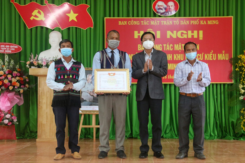 Đồng chí Tôn Thiện Đồng – Phó Chủ tịch HĐND tỉnh trao bằng chứng nhận Khu dân cư kiểu mẫu cho TDP Ka Ming