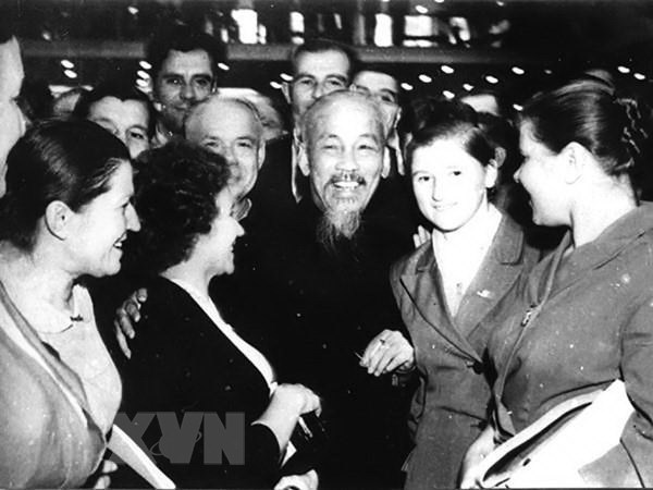Chủ tịch Hồ Chí Minh với đại biểu Liên Xô và quốc tế tham dự Đại hội lần thứ 22 Đảng Cộng sản Liên Xô, diễn ra tại Moskva, tháng 10/1961