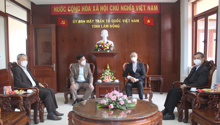 Giám mục giáo phận Đà Lạt Đa Minh Nguyễn Văn Mạnh thăm và chúc mừng 91 năm ngày truyền thống Mặt trận