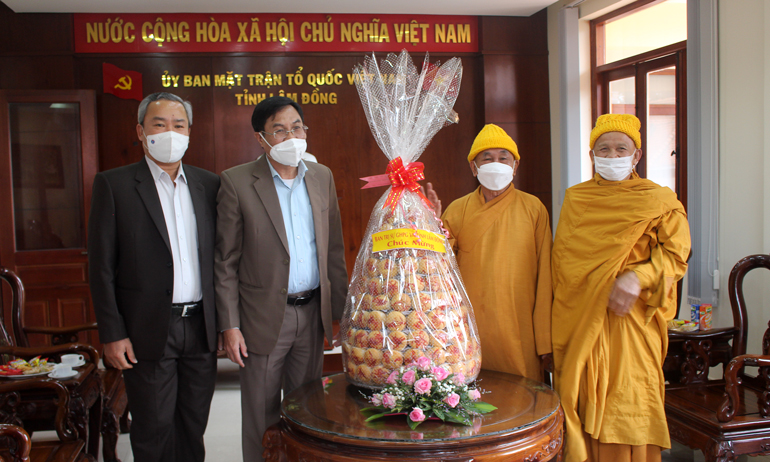 Hòa Thượng Thích Thanh Tân – Trưởng Ban Trị sự Giáo hội Phật giáo Việt Nam tỉnh và đại diện Ban Trị sự chúc mừng ngày truyền thống Mặt trận