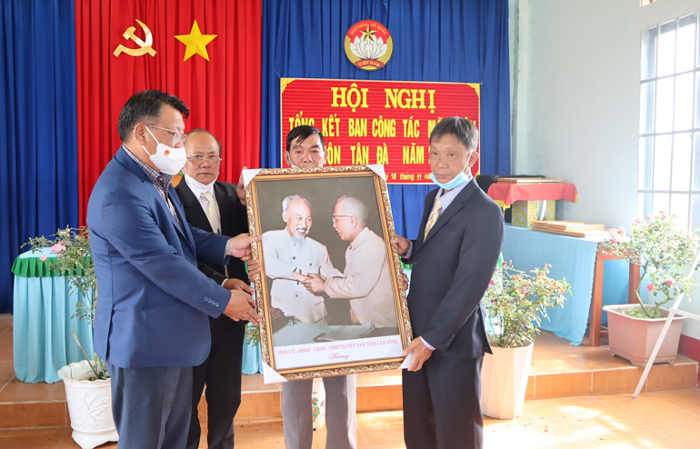 Đồng chí Nguyễn Tạo tặng cán bộ và Nhân dân thôn Tân Đà bức ảnh Bác Hồ với Bác Tôn - biểu tượng của tinh thần đoàn kết dân tộc