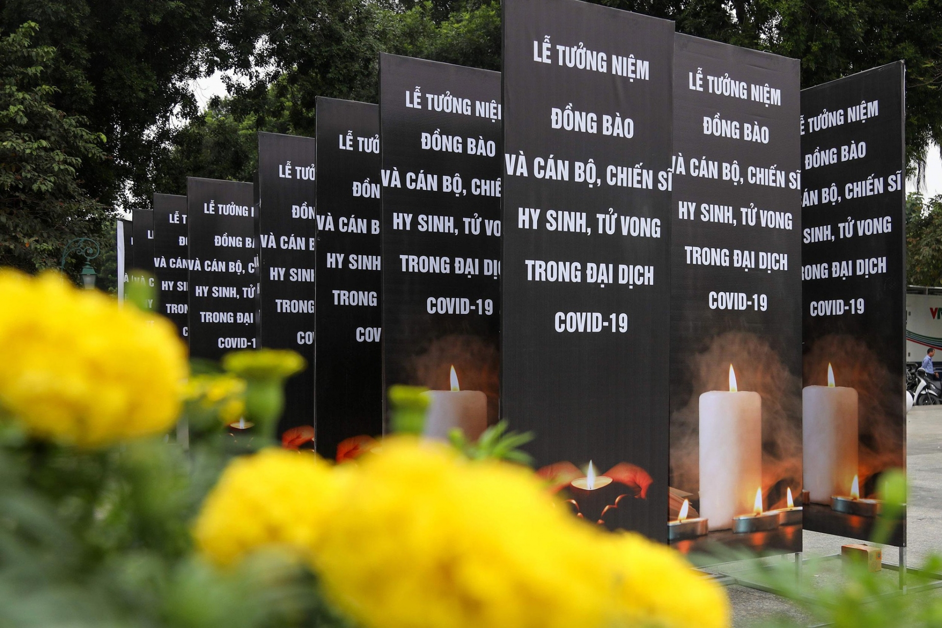 Vào lúc 20h hôm nay (19/11), Ủy ban Trung ương Mặt trận Tổ quốc Việt Nam và UBND Thành phố Hồ Chí Minh tổ chức Lễ tưởng niệm đồng bào tử vong và cán bộ, chiến sĩ hy sinh trong đại dịch COVID-19