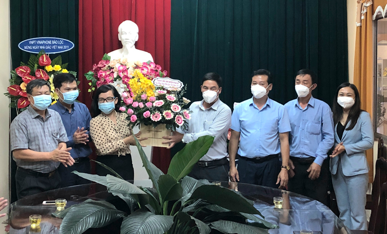 Lãnh đạo TP Bảo Lộc thăm, chúc mừng ngày Nhà giáo Việt Nam