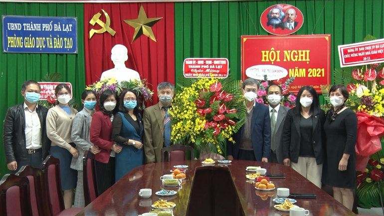 Lãnh đạo TP Đà Lạt tặng hoa chúc mừng ngành giáo dục nhân kỷ niệm 39 năm ngày Nhà giáo Việt Nam