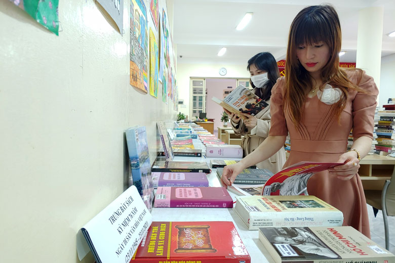 Trưng bày sách ngày Di sản Văn hóa Việt Nam