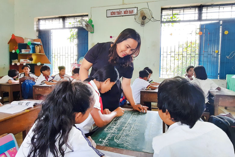 Lớp học của học sinh dân tộc Mạ và cô giáo Ka Rêu tại Phân hiệu Trường Tiểu học Quốc Oai (Đạ Tẻh)
