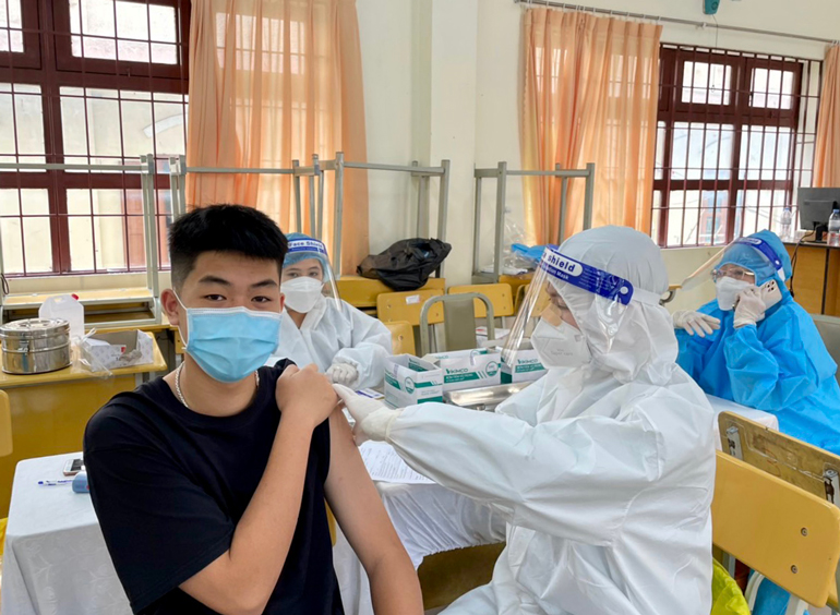 Tiêm vắc xin phòng Covid-19 cho học sinh tại Trường THPT Chuyên Thăng Long (TP Đà Lạt)