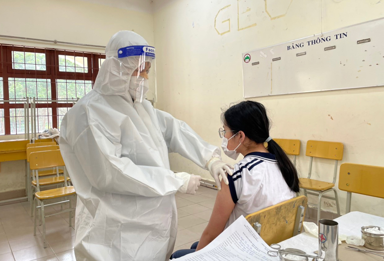 Tiêm vắc xin phòng Covid-19 cho học sinh THPT tại TP Đà Lạt
