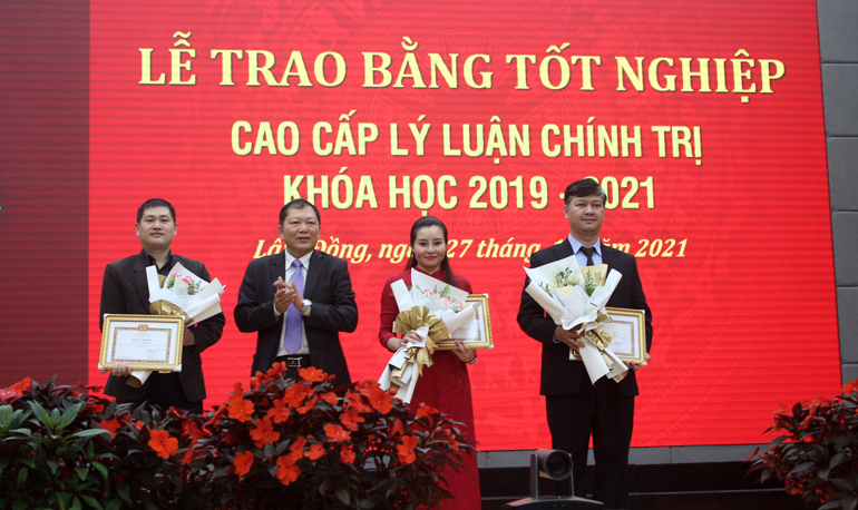 Đồng chí Nguyễn Vĩnh Phúc – Hiệu trưởng Trường Chính trị Lâm Đồng trao bằng tốt nghiệp cho học viên