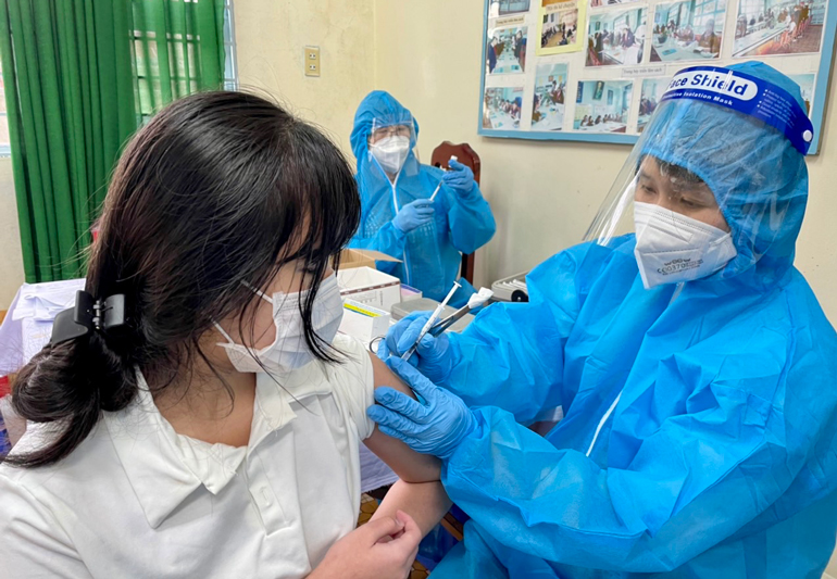 Tiêm vắc xin phòng Covid-19 cho học sinh THCS tại TP Đà Lạt