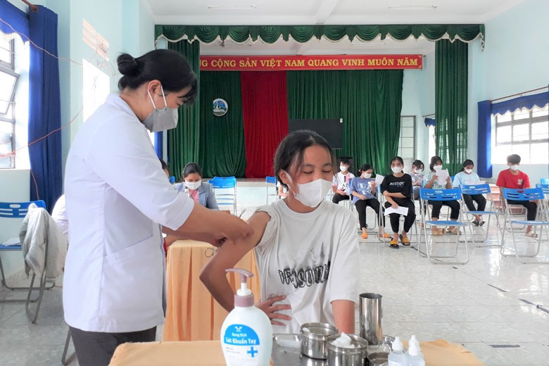 Tiêm vắc xin phòng Covid-19 cho học sinh trường Phổ thông Dân tộc nội trú – THCS huyện Bảo Lâm