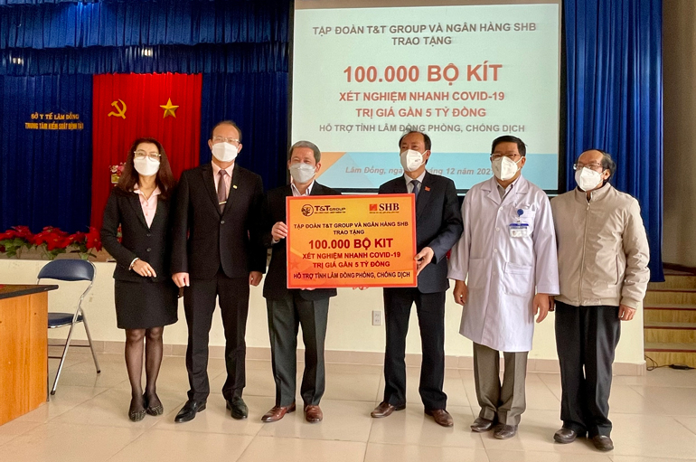 Lãnh đạo Sở Y tế Lâm Đồng và Trung tâm Kiểm soát bệnh tật tỉnh tiếp nhận tài trợ từ Tập đoàn T&T Group và Ngân hàng SHB trao tặng