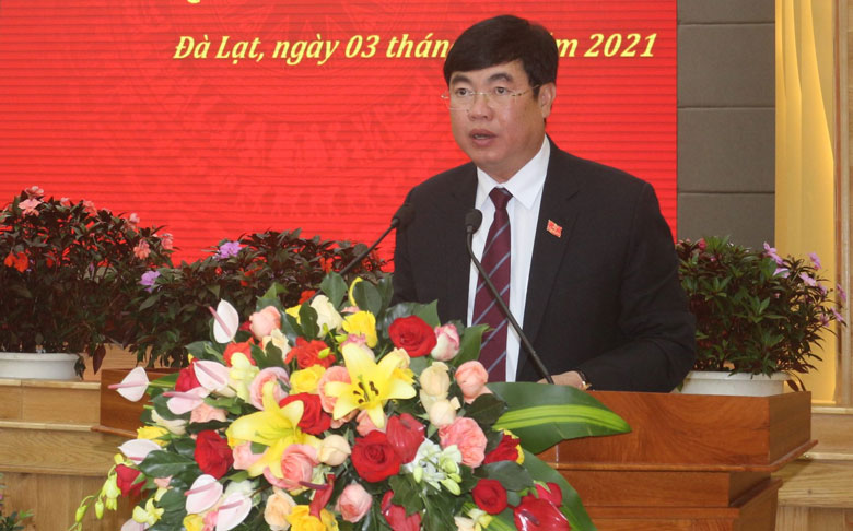 Phó Bí thư Thường trực Tỉnh ủy Lâm Đồng Trần Đinh Văn báo cáo tình hình kinh tế - xã hội, quốc phòng - an ninh, công tác xây dựng Đảng, hệ thống chính trị năm 2021
