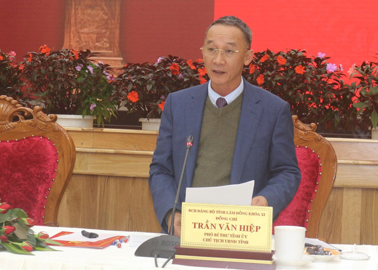 Chủ tịch UBND tỉnh Lâm Đồng Trần Văn Hiệp thông tin, giải trình, làm rõ một số nội dung mà các đồng chí nguyên lãnh đạo tỉnh quan tâm