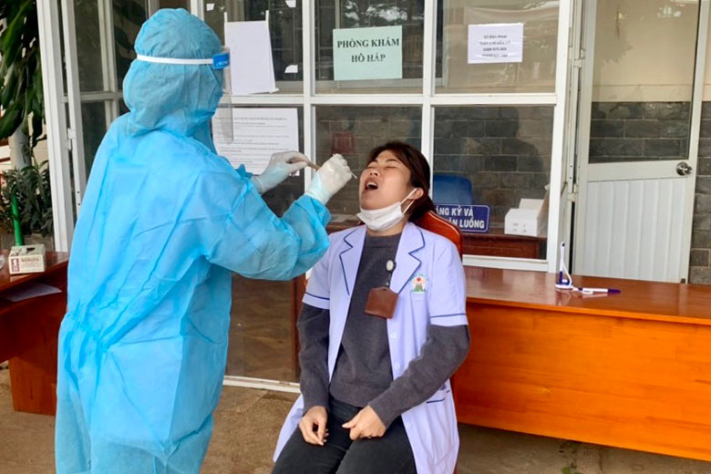 Sàng lọc SARS-CoV-2 cho nhân viên y tế tại huyện Lâm Hà