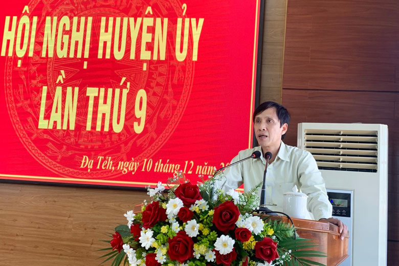 Đổng chí Nguyễn Mạnh Việt - Quyền Bí thư Huyện ủy Đạ Tẻh phát biểu kết luận tại hội nghị