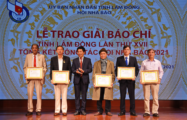 Hội Nhà báo tỉnh khen thưởng vinh danh các nhà báo đã có thành tích đoạt giải báo chí quốc gia, giải báo chí toàn quốc và nhà báo tích cực kêu gọi quyên góp thực hiện chương trình “xe đạp tình thương” và xây dựng Hội. Ảnh Văn Báu