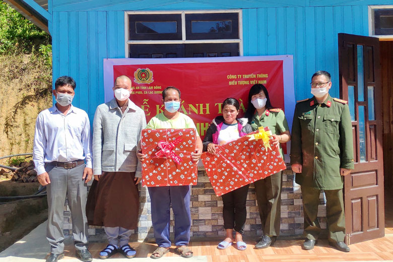 Công an tỉnh trao học bổng và nhà tình thương tại Lạc Dương