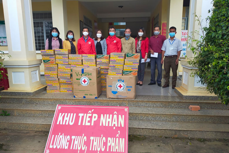 Lãnh đạo Hội Chữ thập đỏ tỉnh, lãnh đạo huyện Đức Trọng thăm, tặng quà người dân thôn Ma Am, xã Đà Loan