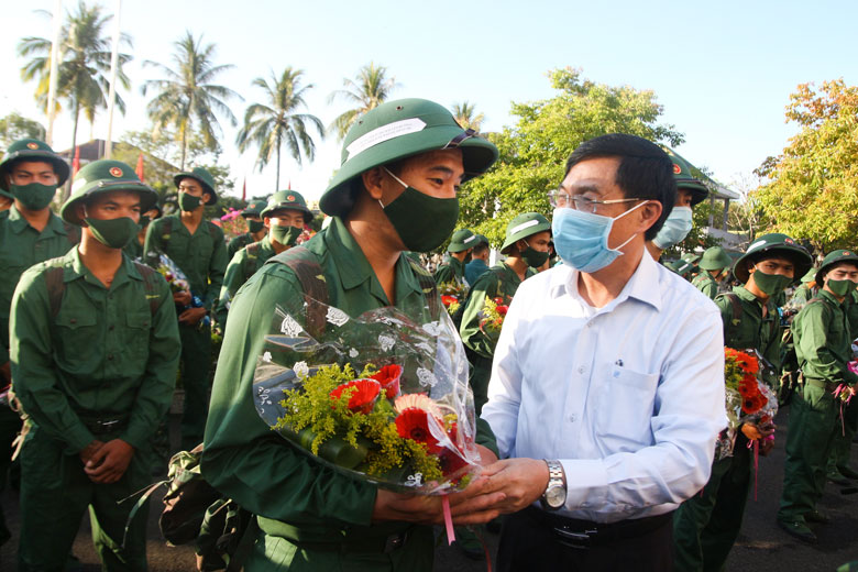 Xây dựng lực lượng dân quân tự vệ, dự bị động viên vững mạnh