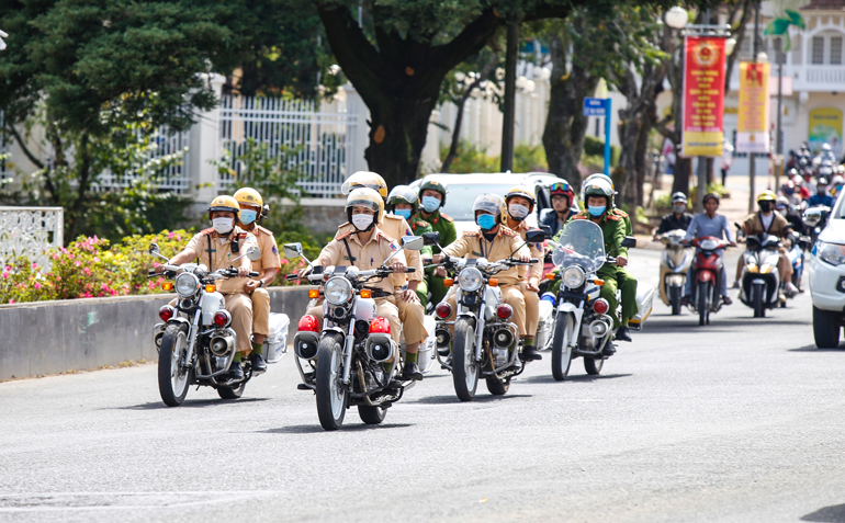 Đảm bảo an toàn giao thông gắn với phòng chống dịch dịp tết