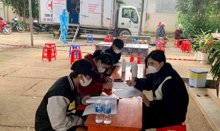 Người dân về địa phương từ vùng dịch đến khai báo y tế tại Trạm Y tế thị trấn Đinh Văn (Lâm Hà)