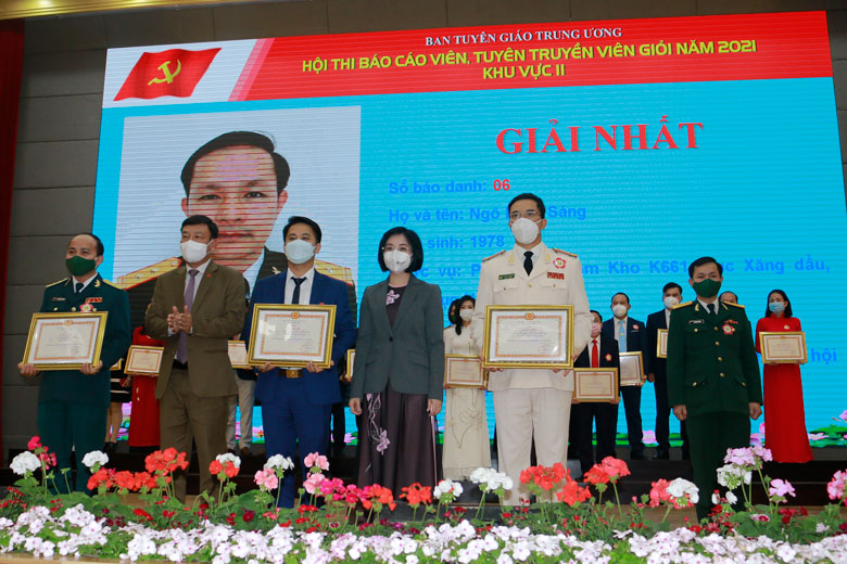 Đồng chí Đỗ Phương Thảo - Giám đốc Trung tâm Thông tin công tác tuyên giáo, Ban Tuyên giáo Trung ương, Trưởng Ban Giám khảo và đồng chí Bùi Thắng - Ủy viên Ban Thường vụ, Trưởng Ban Tuyên giáo Tỉnh ủy Lâm Đồng trao giải cho các thí sinh đạt giải nhì