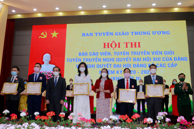 Trao giải cho các thí sinh đạt giải ba