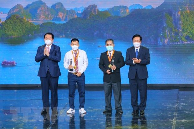 Phó Thủ tướng Thường trực Phạm Bình Minh và Trưởng Ban Tuyên giáo Trung ương Nguyễn Trọng Nghĩa trao giải nhất cho các tác giả đoạt giải