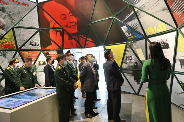 Cán bộ, công chức Bộ Nội vụ tham quan triển lãm về Đại tướng Võ Nguyên Giáp