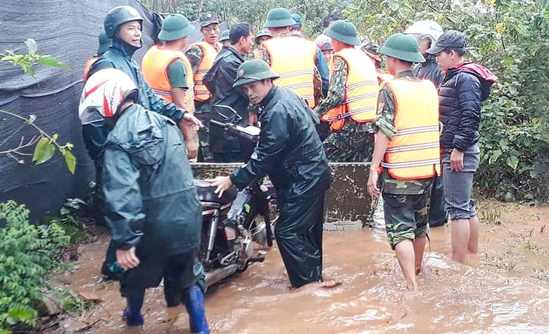 Cán bộ, chiến sĩ Đại đội 729, trực thuộc Phòng Kỹ thuật Bộ CHQS tỉnh tham gia giúp đỡ người dân gặp thiên tai tại huyện Lâm Hà