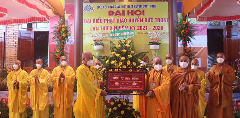 Hòa Thượng Thích Thanh Tân – Trưởng ban Trị sự Giáo hội Phật giáo Việt Nam tỉnh Lâm Đồng, tặng hoa và khánh chúc mừng Đại hội