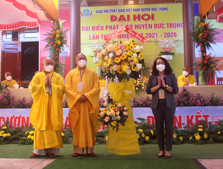 Đại diện Ban Trị sự Giáo hội Phật giáo Việt Nam huyện Đức Trọng nhận hoa chúc mừng của các đơn vị, tổ chức