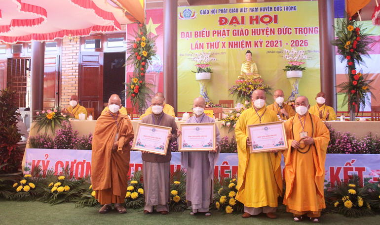 Các tập thể và cá nhân xuất sắc nhận bằng khen của Ban Trị sự Giáo hội Phật giáo Việt Nam tỉnh