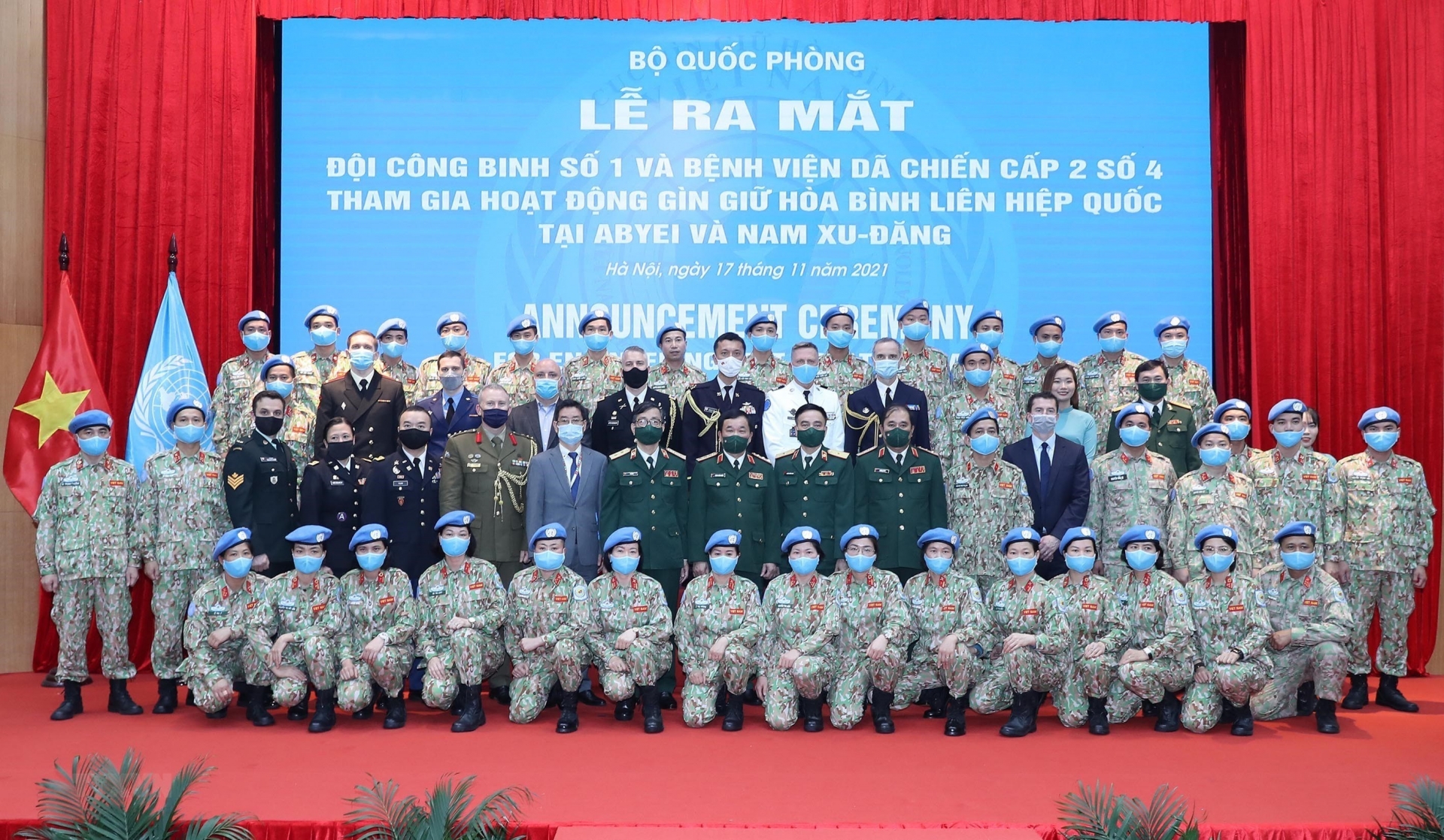 Thượng tướng Hoàng Xuân Chiến, Thứ trưởng Bộ Quốc phòng cùng tùy viên quân sự các nước tại Việt Nam với Đội công binh số 1 và Bệnh viện dã chiến cấp 2 số 4