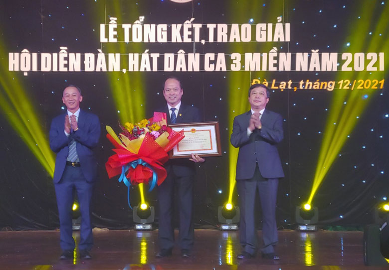 Trao bằng khen của Bộ Văn hóa Thể thao và Du lịch cho Sở Văn hóa Thể thao và Du lịch Lâm Đồng đã tổ chức thành công hội diễn