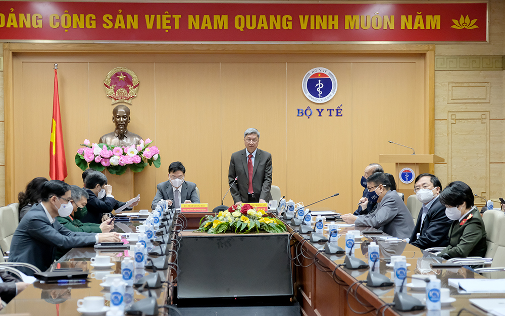 Thứ trưởng Bộ Y tế Nguyễn Trường Sơn phát biểu tại cuộc họp