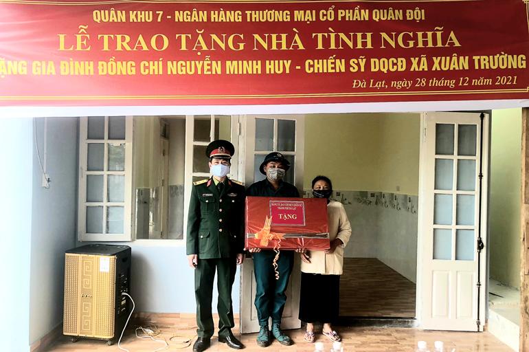 Trao nhà tình nghĩa cho gia đình chiến sĩ Nguyễn Minh Huy 