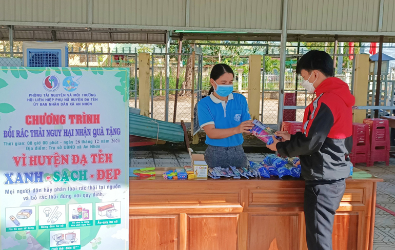 Người dân xã An Nhơn (huyện Đạ Tẻh) tham gia chương trình đổi rác thải nguy hại nhận quà tặng 