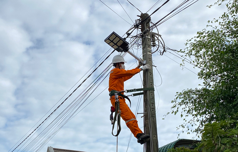 Thi công lắp đặt hệ thống đèn chiếu sáng trên tuyến đường Phan Chu Trinh ở Tổ dân phố 12, thị trấn Cát Tiên