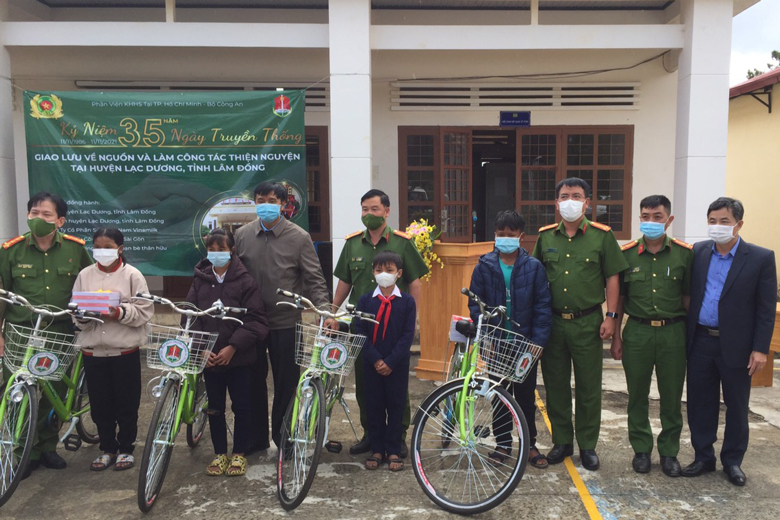 Trao tặng xe đạp và vở cho học sinh vượt khó vươn lên trong học tập