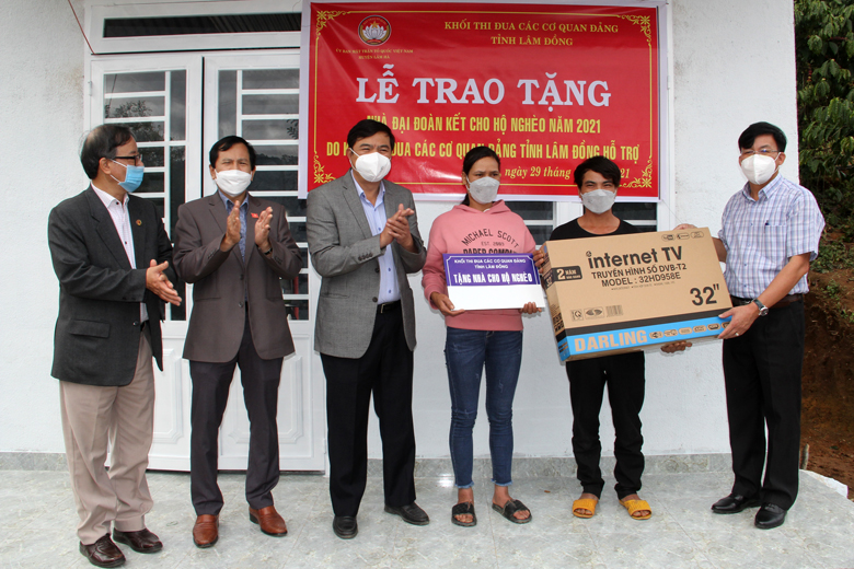 Trao tặng nhà Đại đoàn kết cho hộ nghèo tại Lâm Hà