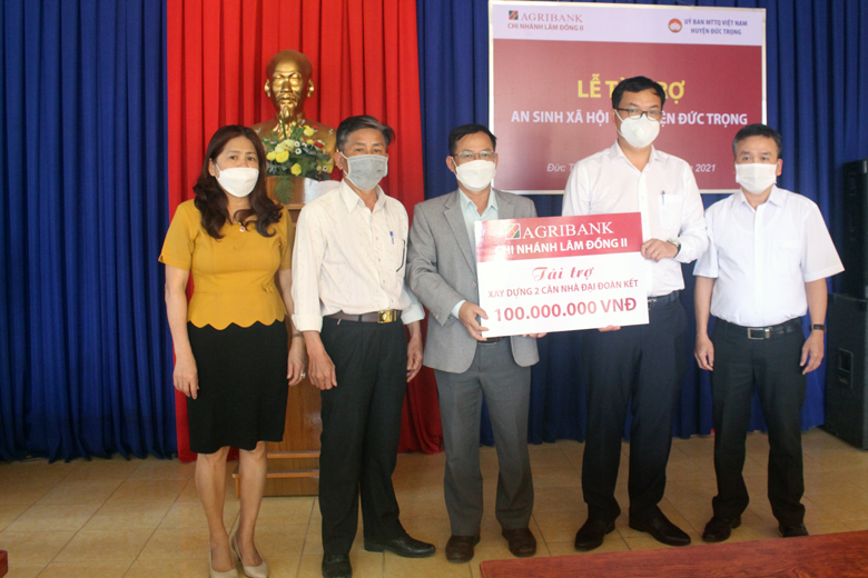 Lãnh đạo Ủy ban MTTQ Việt Nam huyện Đức Trọng tiếp nhận tài trợ từ lãnh đạo Agribank chi nhánh Lâm Đồng II
