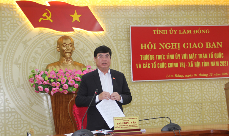 Phó Bí thư Thường trực Tỉnh ủy Lâm Đồng Trần Đình văn phát biểu kết luận hội nghị