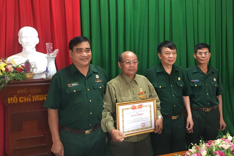  Cựu chiến binh Phạm Văn Biên nhận bằng khen của Trung ương Hội Cựu chiến binh Việt Nam