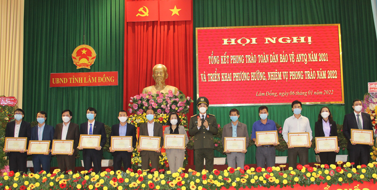 Đại tá Trần Minh Tiến – Giám đốc Công an tỉnh trao bằng khen của Bộ Công an cho các tập thể