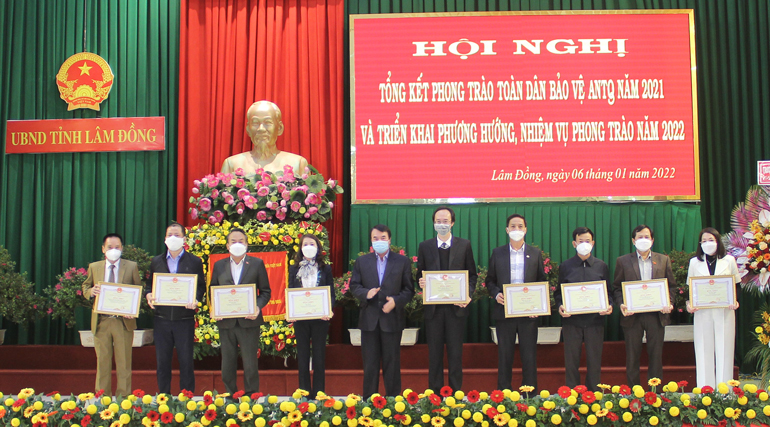 Phó Chủ tịch UBND tỉnh Phạm S trao bằng khen của UBND tỉnh cho các tập thể và cá nhân